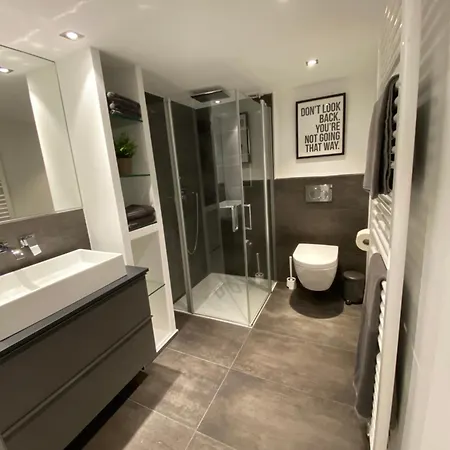 Apartment Souterrain In Einer Stadtvilla *